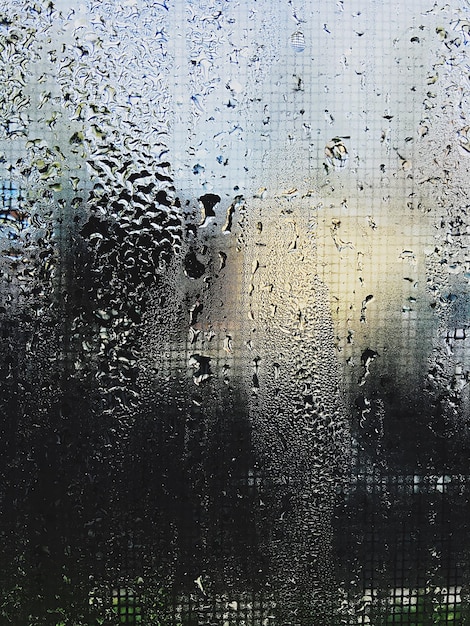 Foto primer plano de gotas de agua en una ventana de vidrio