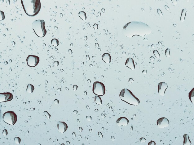 Primer plano de gotas de agua en una ventana de vidrio