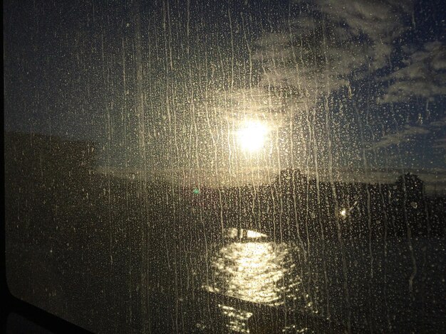 Primer plano de gotas de agua en una ventana de vidrio