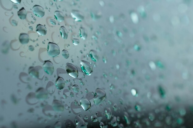 Primer plano de gotas de agua en el vidrio