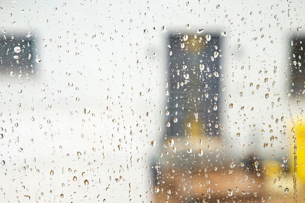 Primer plano de las gotas de agua en el vidrio