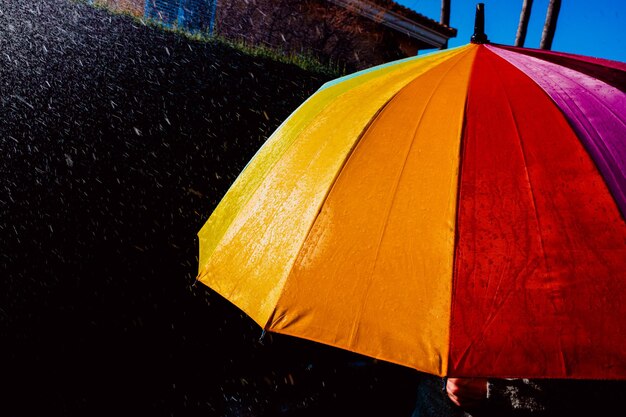 Foto primer plano de gotas de lluvia en un paraguas amarillo