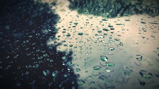 Foto primer plano de las gotas de lluvia en el vidrio