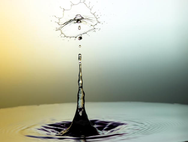 Foto primer plano de gotas salpicando sobre el agua contra un fondo blanco