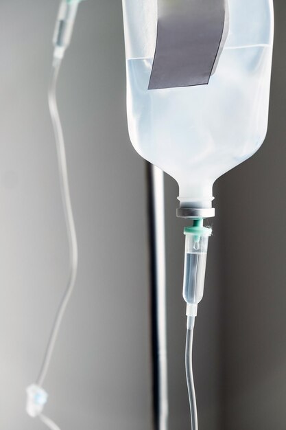 Foto primer plano del goteo por vía intravenosa