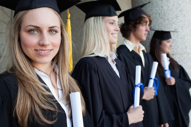 Foto primer plano de un graduado rubio con ojos azules