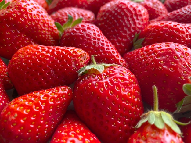 Primer plano de una gran cantidad de fresas. Fondo natural.