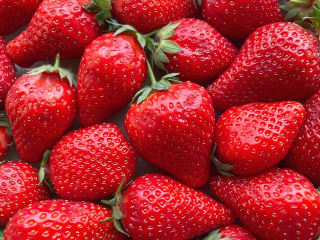 Primer plano de una gran cantidad de fresas. Fondo natural.