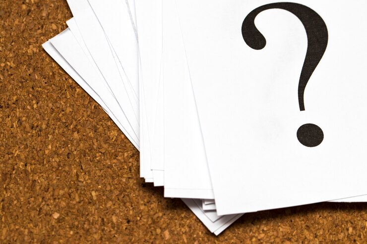 Foto primer plano de una gran cantidad de papel con signo de interrogación