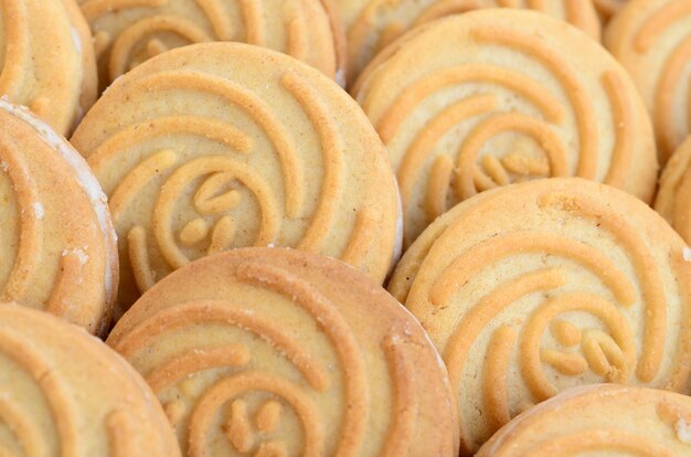 Primer plano de un gran número de galletas redondas con relleno de coco