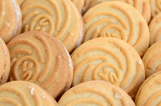 Primer plano de un gran número de galletas redondas con relleno de coco