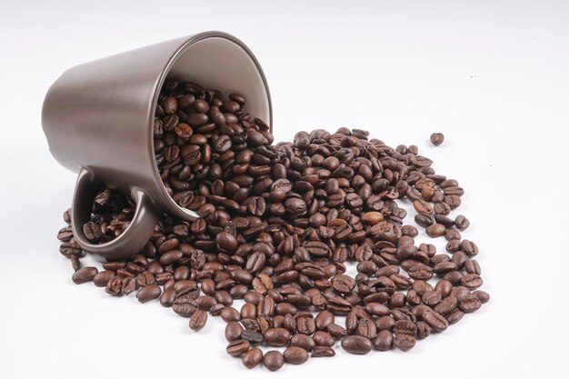 Foto primer plano de granos de café contra un fondo blanco