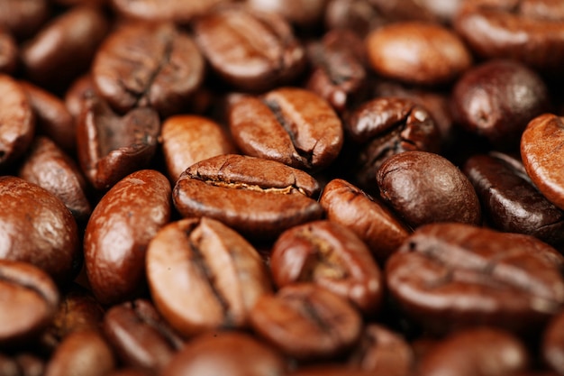 Primer plano de granos de café con enfoque en uno