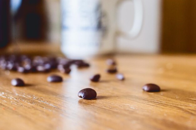 Primer plano de granos de café en una mesa con espacio de copia y fondo borroso