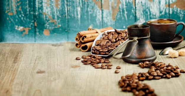 Foto primer plano de los granos de café en la mesa