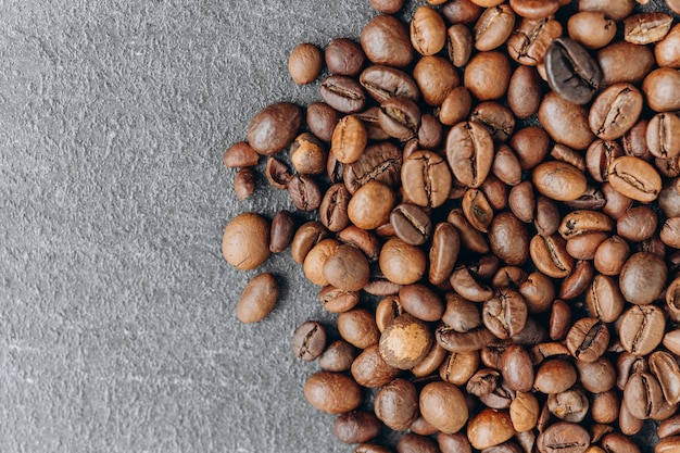 Primer plano de granos de café sobre fondo oscuro