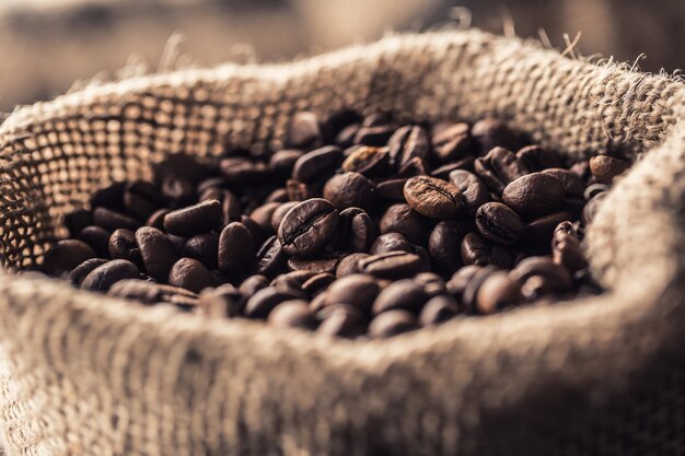 Primer plano de granos de café tostados frescos en bolsa.