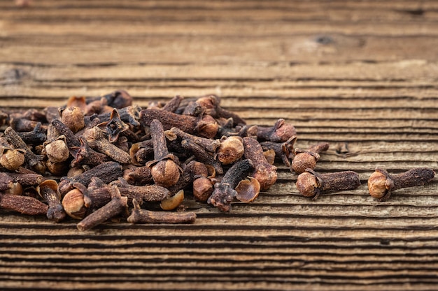 Foto primer plano de granos de café tostados en la mesa