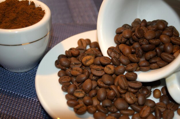 Foto primer plano de granos de café tostados en la mesa