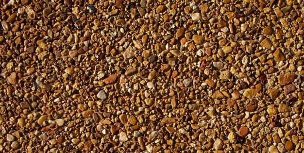 Un primer plano de una grava con pequeñas rocas