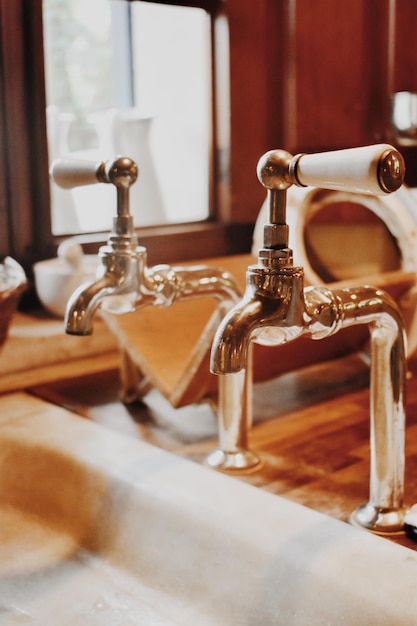 Foto primer plano de un grifo en el baño