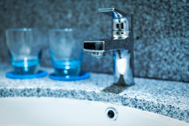 Foto primer plano de un grifo en el baño