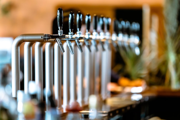 Un primer plano de los grifos en un bar.
