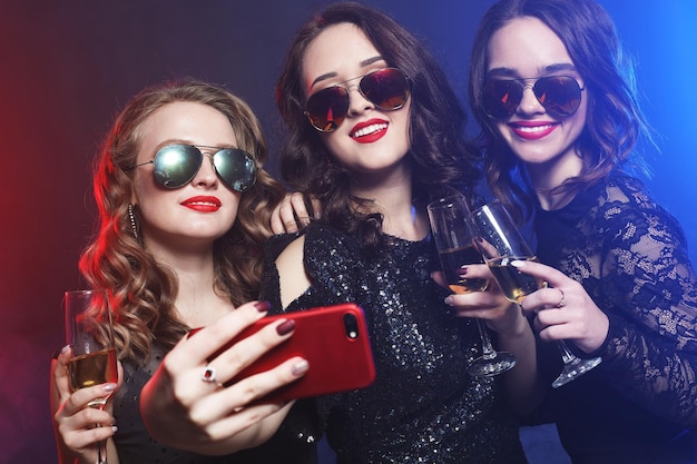 Primer plano de un grupo de chicas riéndose que se toman una fiesta