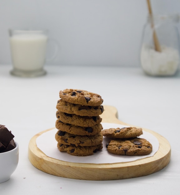 Primer plano de un grupo de galletas variadas. Chispas de chocolate