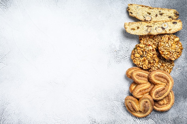 Primer plano de un grupo de galletas variadas. Fondo blanco. Vista superior. Copie el espacio.