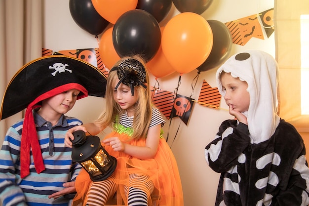 Primer plano de un grupo de niños en la fiesta de Halloween en disfraces en casa