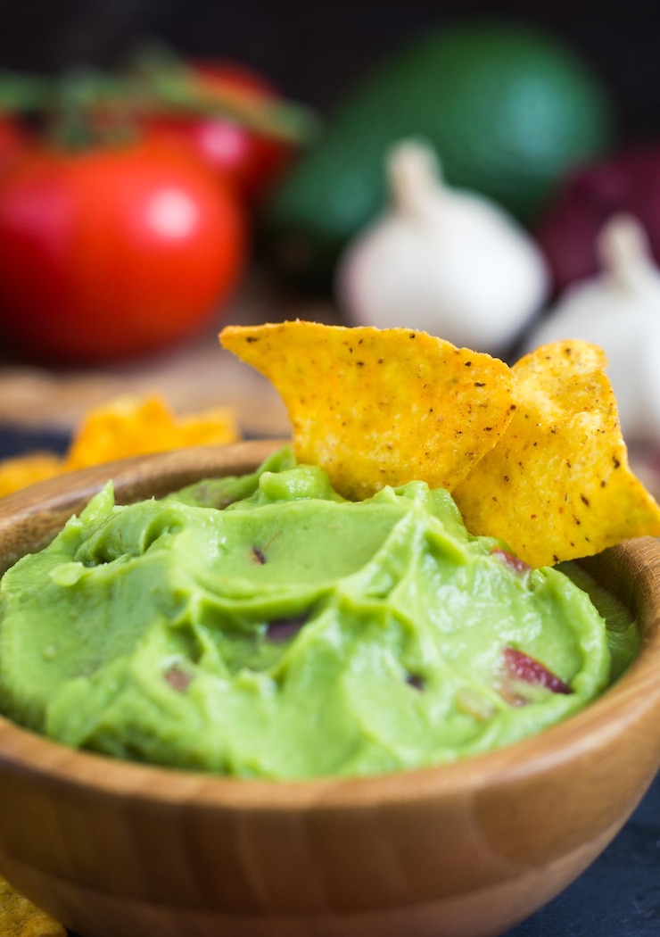Foto primer plano de guacamole con papas fritas de tortilla