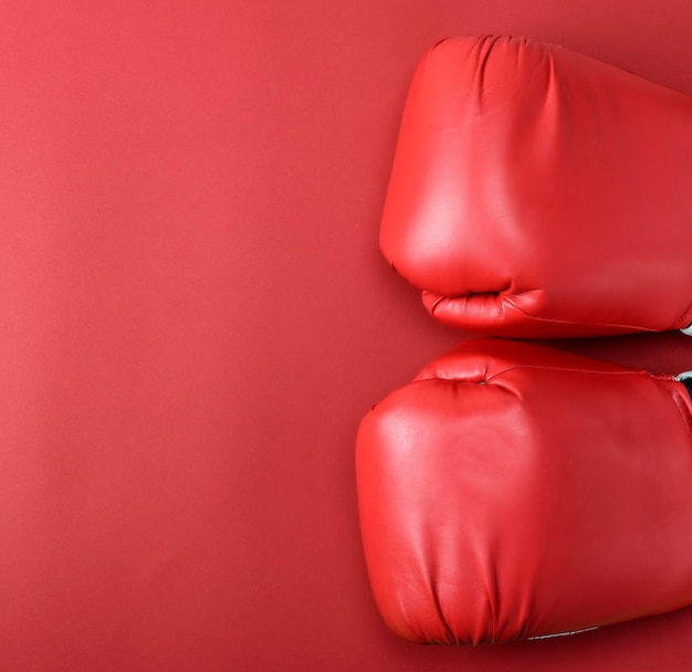 Foto primer plano de guantes de boxeo en la mesa roja