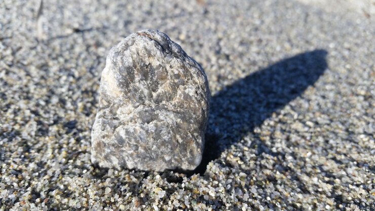 Foto primer plano de guijarros en la arena de la playa