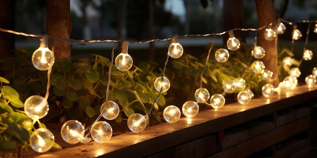 Primer plano de una guirnalda callejera con luz cálida en un patio a altas horas de la noche IA generativa