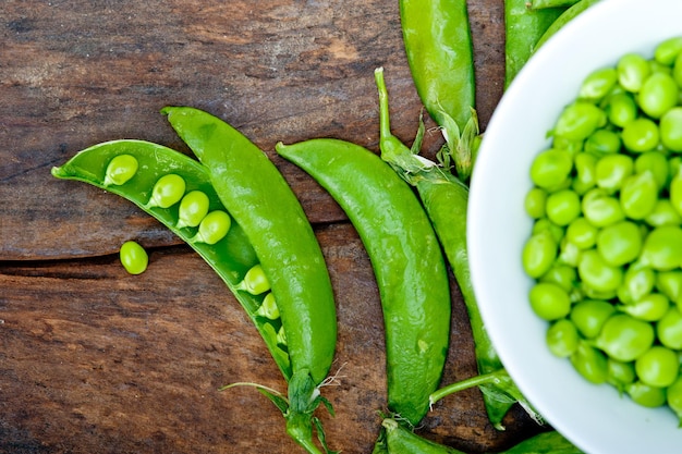 Primer plano de guisantes verdes en la mesa