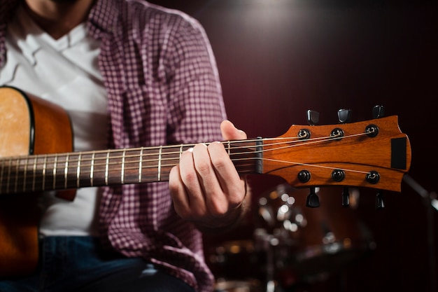 Primer plano de guitarra acústica grif con cuerdas