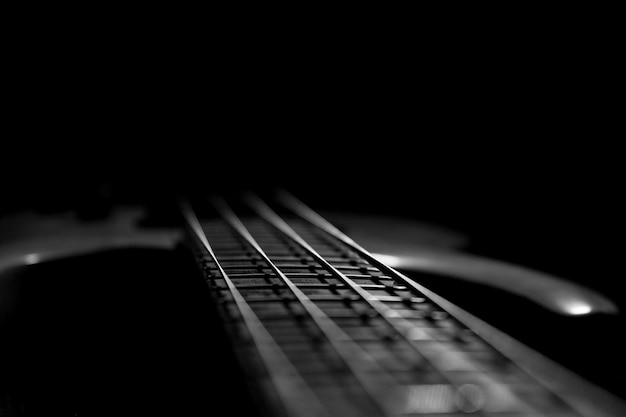 Foto primer plano de la guitarra contra un fondo negro