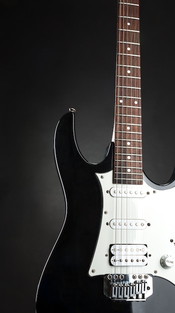 Primer plano de una guitarra eléctrica moderna negra