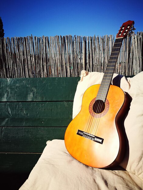 Primer plano de una guitarra en madera