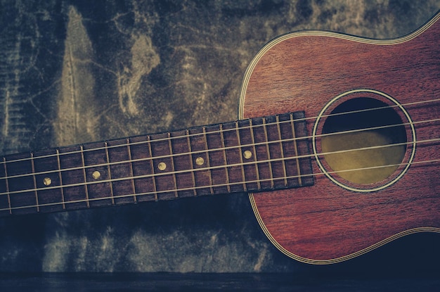 Primer plano de una guitarra en la mesa