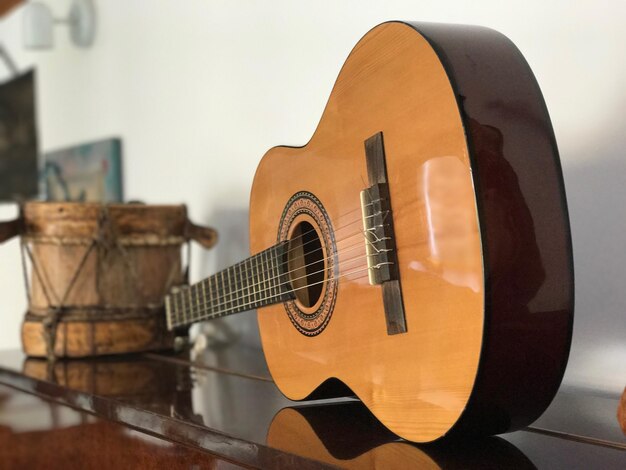 Foto primer plano de una guitarra en la mesa