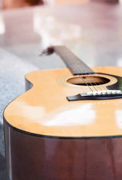 Foto primer plano de una guitarra en la mesa