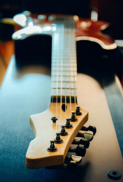 Primer plano de una guitarra en la mesa