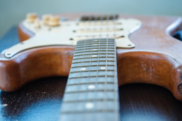 Foto primer plano de una guitarra en la mesa