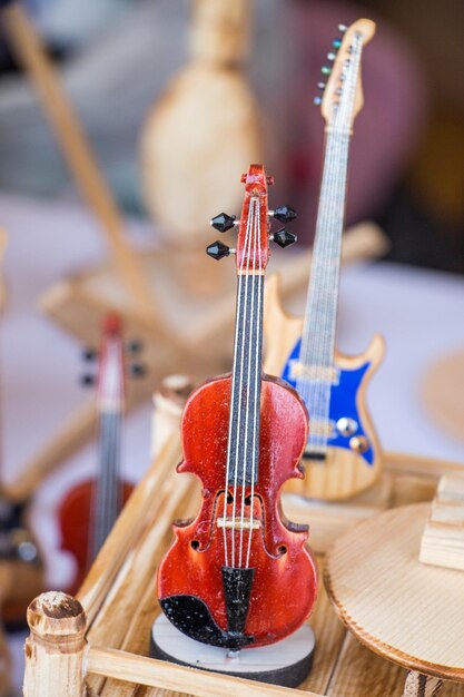 Foto primer plano de la guitarra en la mesa