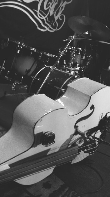Primer plano de la guitarra en la oscuridad