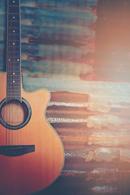 Foto primer plano de la guitarra en el suelo