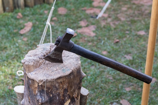 Foto primer plano de un hacha en el tronco de un árbol