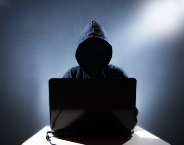 Foto primer plano de un hacker usando una computadora portátil